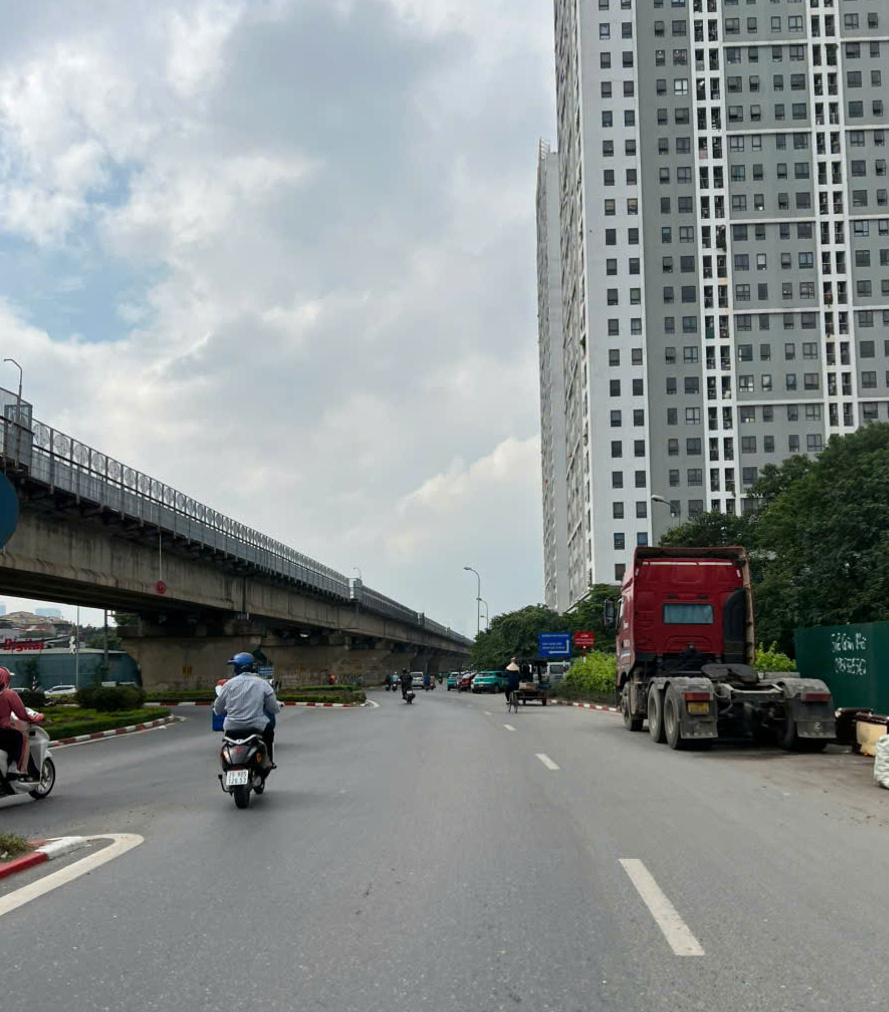 XUÂN ĐỈNH– BÁN ĐẤT TẶNG NHÀ KHU PHÂN LÔ Ô TÔ ĐỖ CỬA – GẦN CHỢ - GIÁ 9,8 TỶ